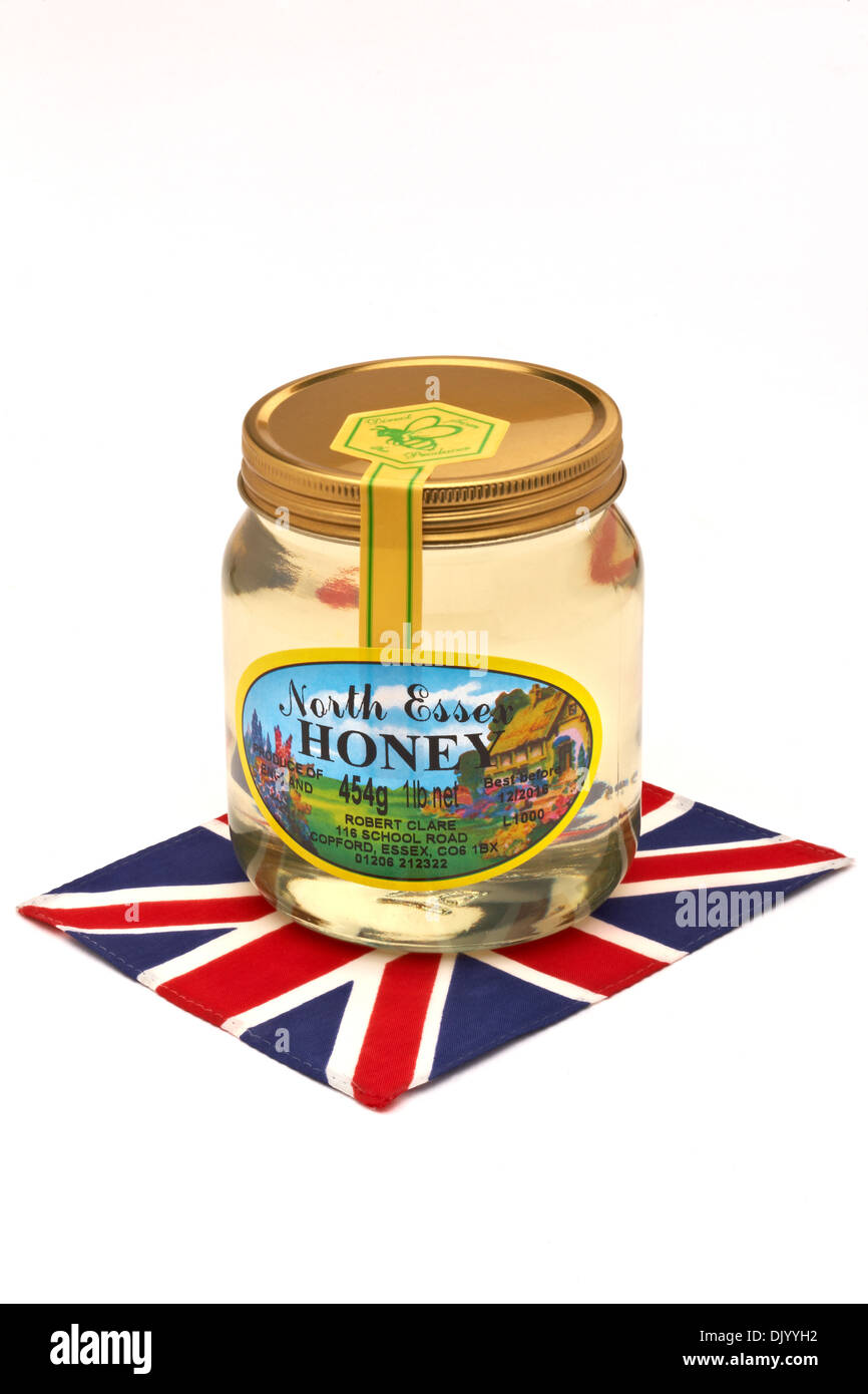 Vaso di miele in appoggio su Union Jack Flag sfondo bianco Foto Stock