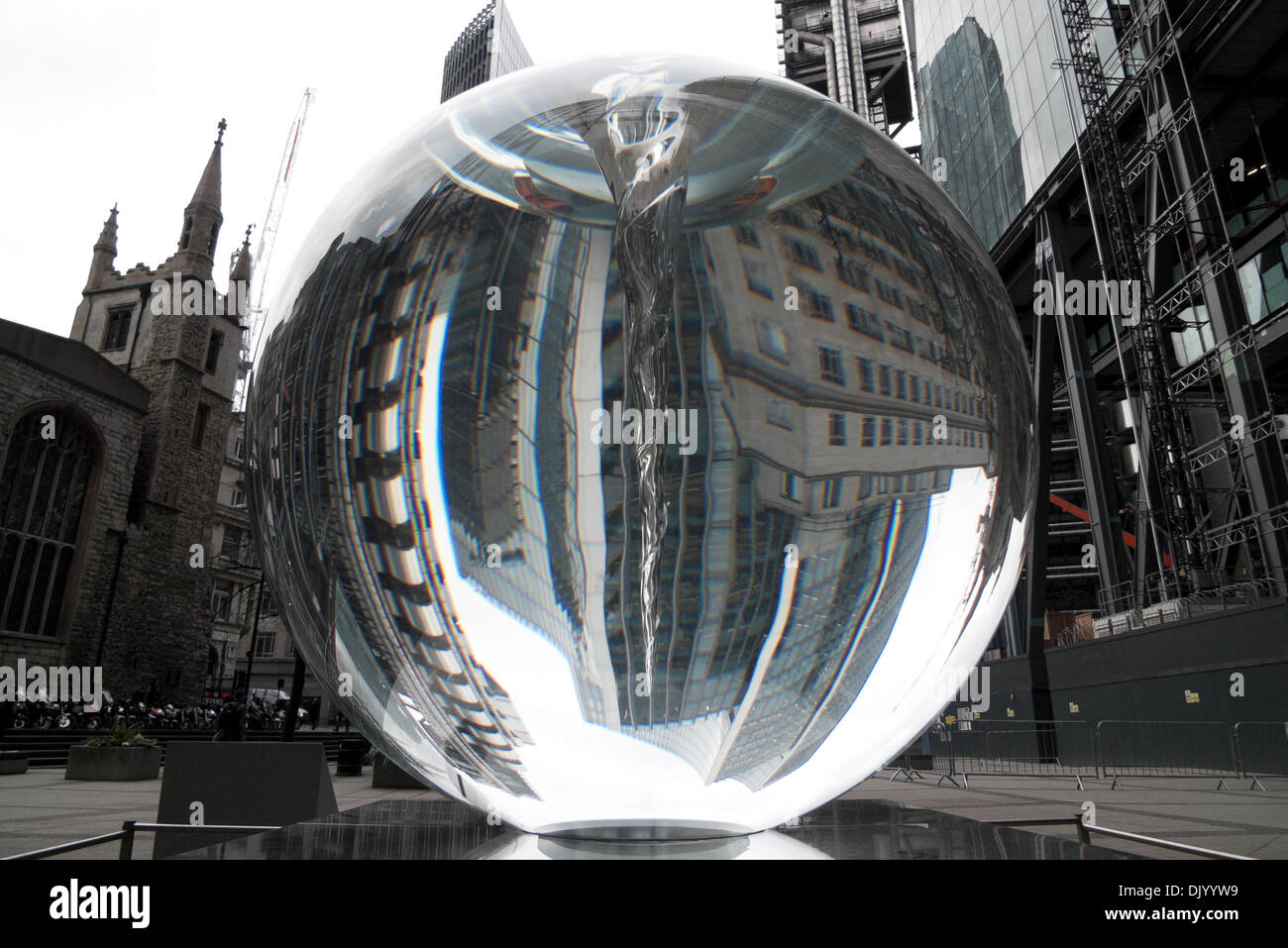 La sfera ottica "Forza vitale" scultura di Petroc Sesti riflettendo la Willis e LLoyds immobili City of London KATHY DEWITT Foto Stock