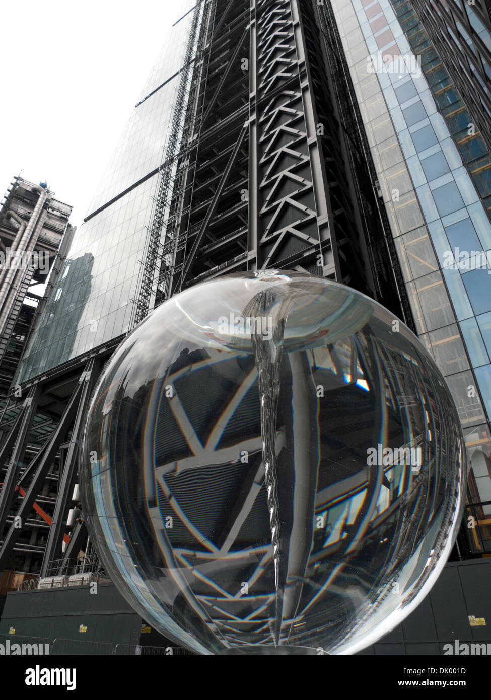 La sfera ottica "Forza vitale" scultura di Petroc Sesti riflettendo il Leadenhall edificio nel centro di Londra UK KATHY DEWITT Foto Stock