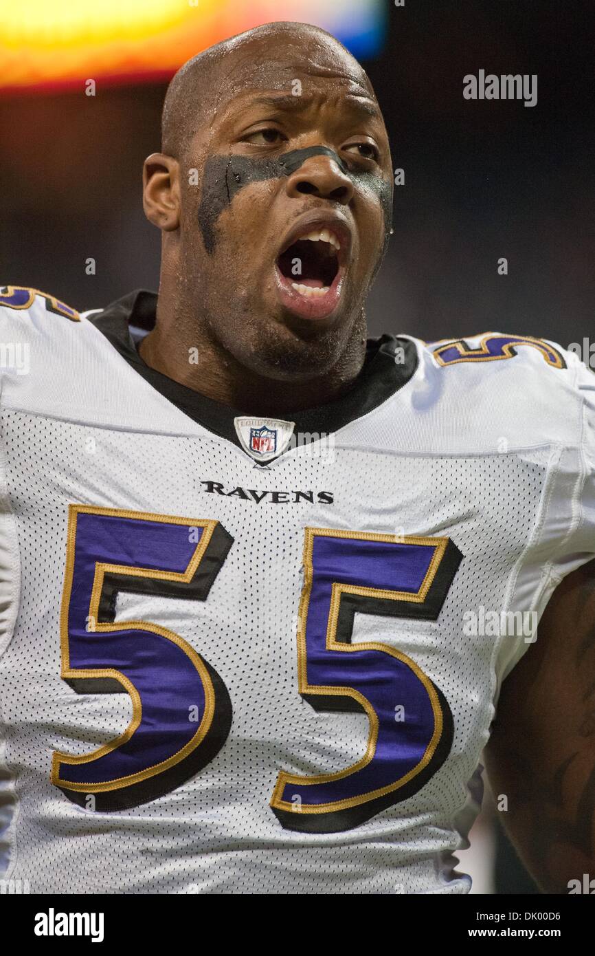 Dic. 13, 2010 - Houston, Texas, Stati Uniti d'America - Baltimore Ravens linebacker Terrell Suggs (55) interagisce con la Houston Fans prima che il gioco tra la Houston Texans e Baltimore Ravens. I Corvi sconfitto i Texans 34-28 in ore di lavoro straordinario. (Credito Immagine: © Jerome Miron/Southcreek globale/ZUMAPRESS.com) Foto Stock