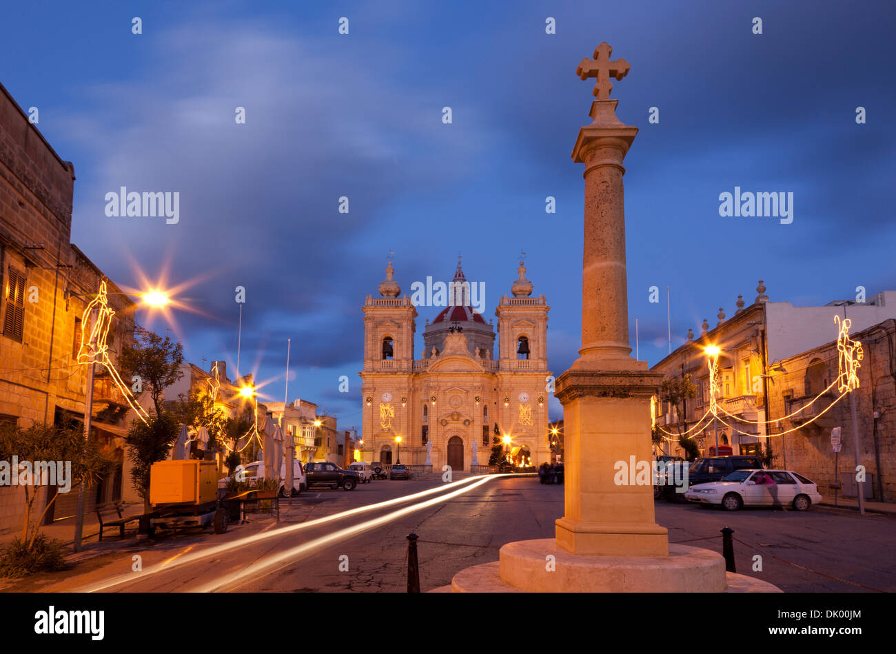 La piazza della città e la chiesa parrocchiale di Xaghra città di Gozo a Malta. Foto Stock