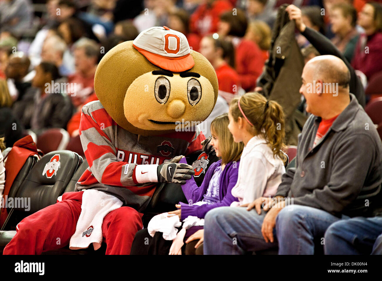 Dic. 14, 2010 - Columbus, Ohio, Stati Uniti d'America - Ohio State University di mascotte Bruto Buckeye nel secondo periodo di gioco al valore Arena Città al Jerome Schottenstein Center in Columbus, Ohio martedì sera 14 dicembre 2010. Il Buckeyes sconfitto la signora spartani 87-55 in due squadre prima mai l'associazione. (Credito Immagine: © James DeCamp/Southcreek globale/ZUMAPRE Foto Stock