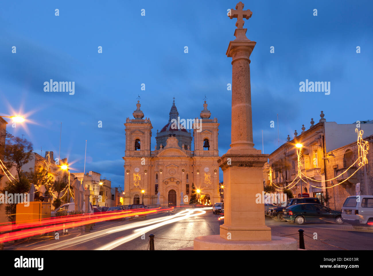 La piazza della città e la chiesa parrocchiale di Xaghra città di Gozo a Malta. Foto Stock