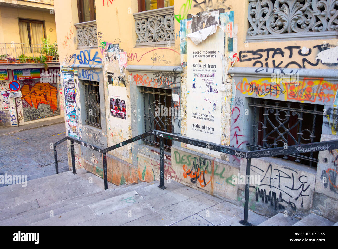 Parete ricoperta in graffiti e volare inviare subito fuori del centro cittadino principale area in Granada Spagna Foto Stock