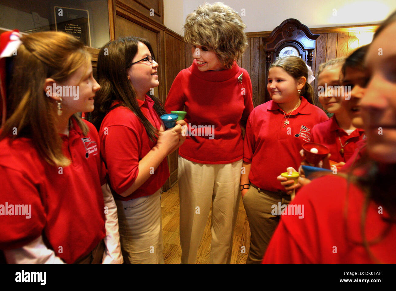 16 dic 2010 - Hernando, MS, U.S. - 16 dicembre 2010 - Contea di DeSoto Scuola membro del Consiglio di Amministrazione il dott. Edith Robinson (centro) visite con (da sinistra) Cameron Sweeney, Aggie Doddridge, Morgan Miller, Gracie Johnston e Hannah Stricklin, tutti i membri dell'Lewisburg Scuola Elementare onore coro. I membri del consiglio di amministrazione e dirigenti scolastici sono stati trattati per il programma ''canti di Natale'' da th Foto Stock