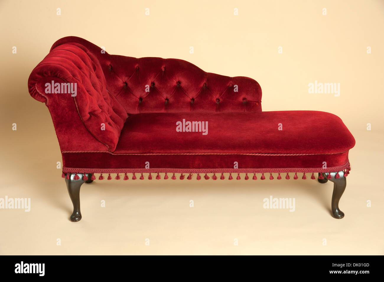 Chaise longue sede coperta in un colore rosso scuro velvet Foto Stock