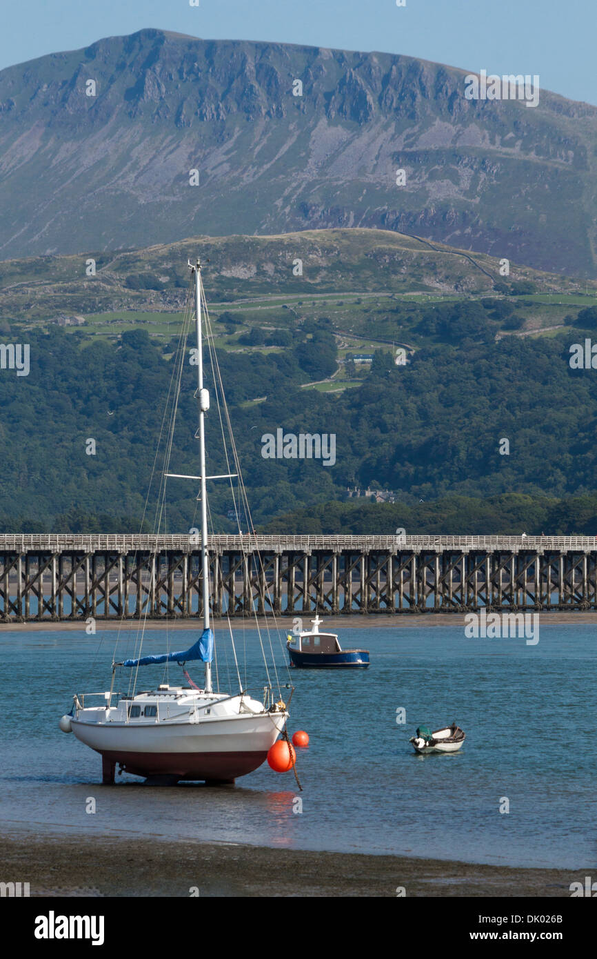 Barche a vela a bassa marea in Barmouth Harbour Foto Stock