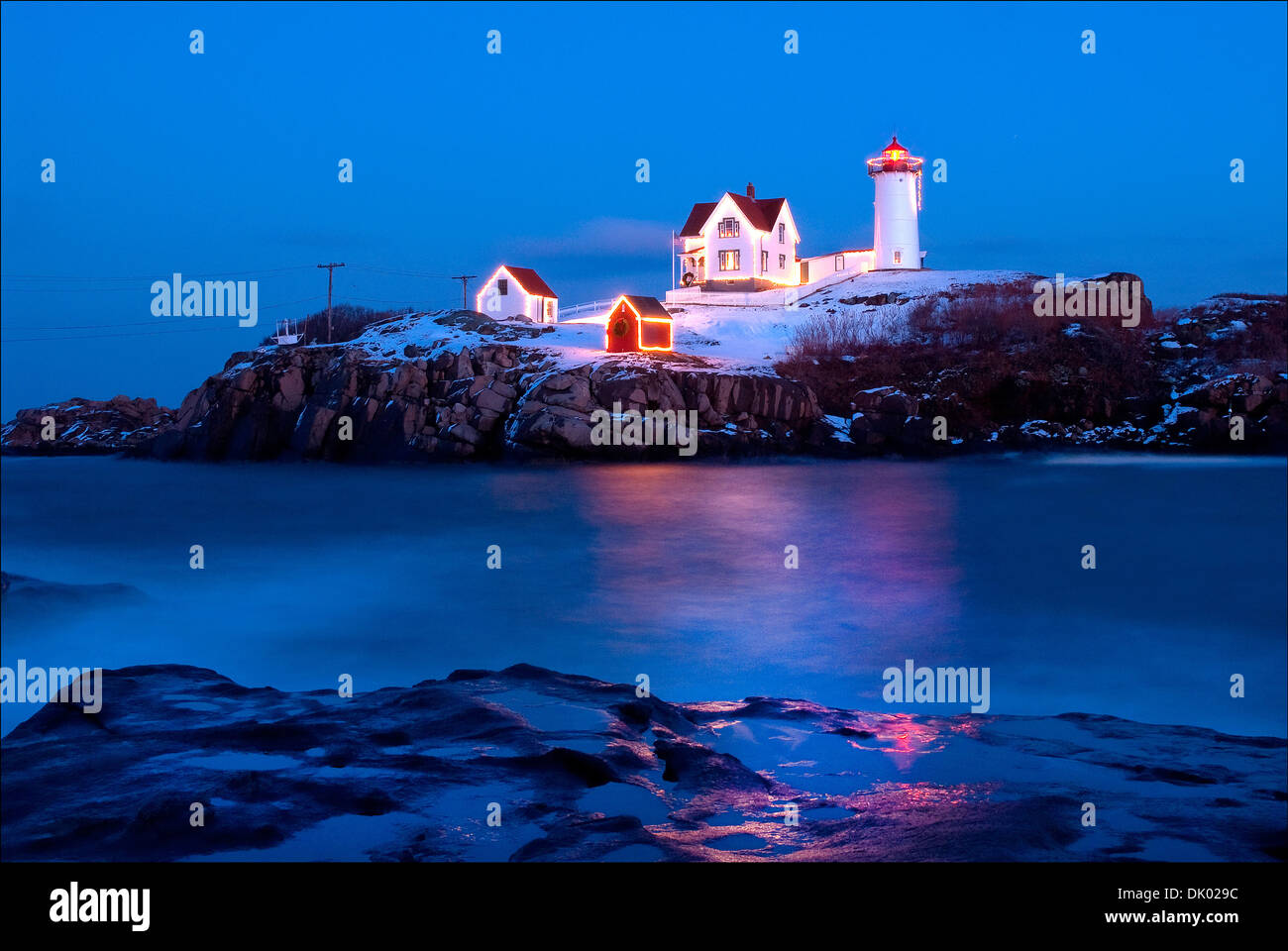 Nubble luce brilla durante le vacanze nel Maine Foto Stock Nubble luce brilla durante le vacanze nel Maine Foto Stock