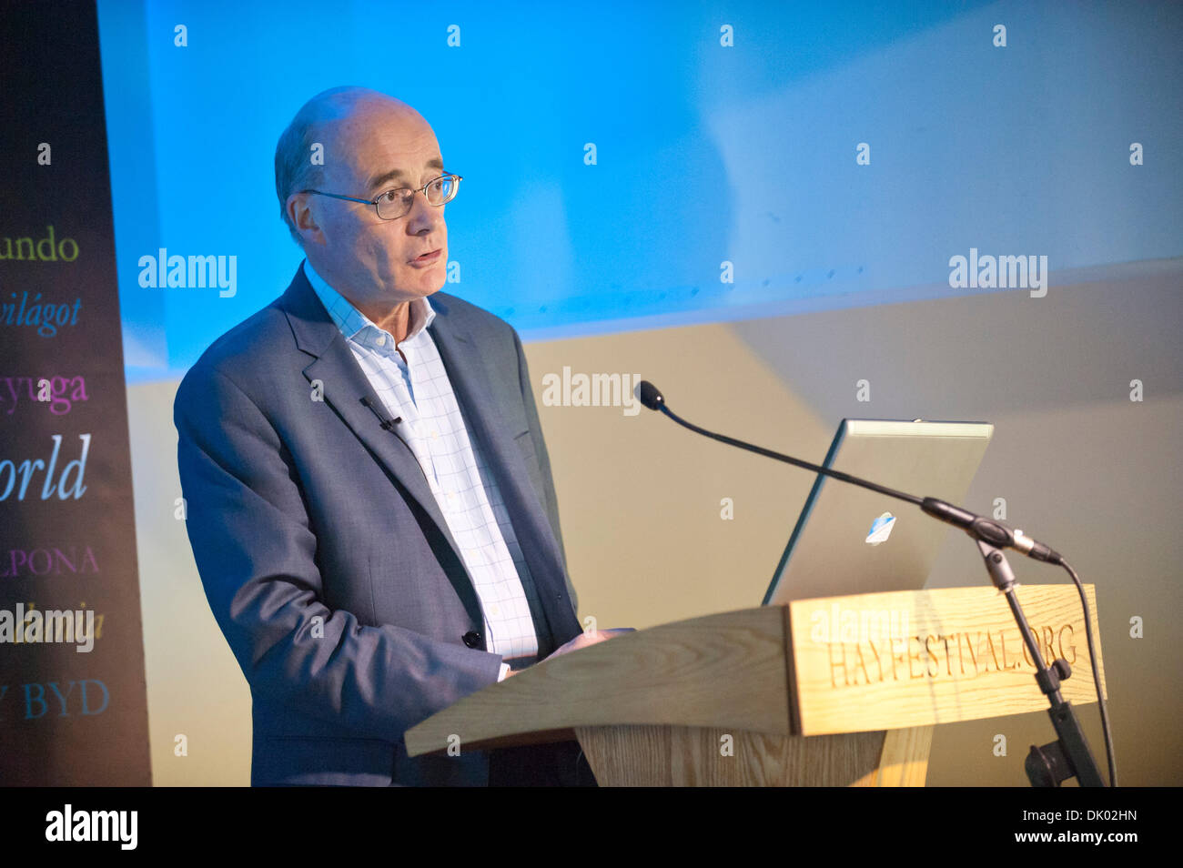 Hay-on-Wye, Wales, Regno Unito. Il 30 novembre 2013. Historian David Reynolds FBA, Professore di Storia Internazionale e un compagno di Cristo's College di Cambridge, parla del suo libro La lunga ombra: La Grande Guerra e il ventesimo secolo nella sala da ballo allo Swan Hotel, il secondo giorno della Hay Festival Weekend d'inverno. Credito: Graham M. Lawrence/Alamy Live News. Foto Stock