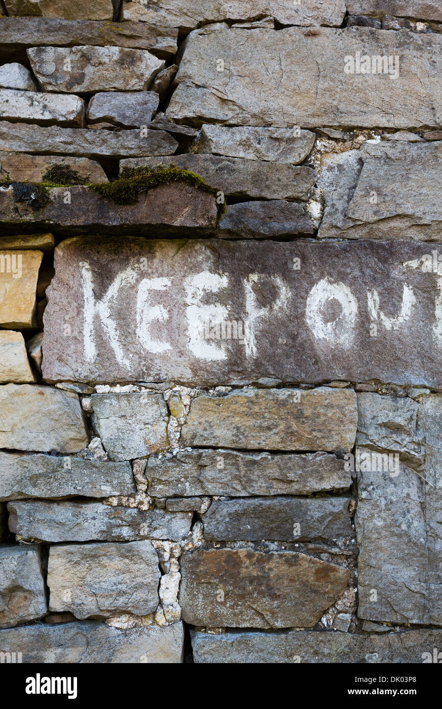 'Tenere fuori' dipinta su stalattite muro del granaio, Yorkshire Dales. Foto Stock