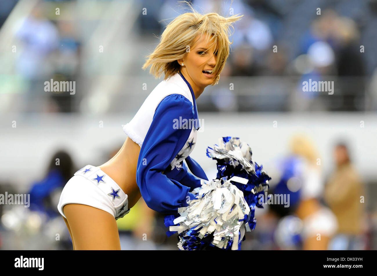 Dic. 19, 2010 - Arlington, Texas, Stati Uniti d'America - Dallas Cowboys cheerleaders durante l'azione di gioco come Dallas Cowboys sconfitta Washington Redskins 33-30 a cowboy Stadium di Arlington, Texas. (Credito Immagine: © Steven Leija/Southcreek globale/ZUMAPRESS.com) Foto Stock