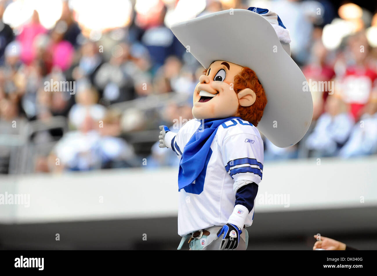Dic. 19, 2010 - Arlington, Texas, Stati Uniti d'America - Dallas Cowboys mascotte Rowdy incendi fino i tifosi come Dallas Cowboys sconfitta Washington Redskins 33-30 a cowboy Stadium di Arlington, Texas. (Credito Immagine: © Steven Leija/Southcreek globale/ZUMAPRESS.com) Foto Stock