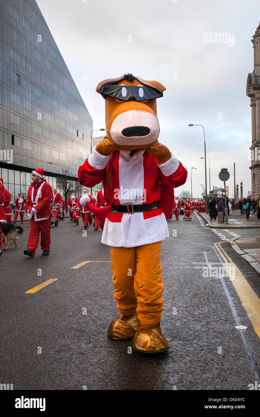 Liverpool, Merseyside, Regno Unito il 1 dicembre del 2013. La mascotte di renne guida presso il Liverpool Santa Dash a partire dalla testa del molo e il tentativo di rompere il Guinness World Record per il "più grande Santa anni" che si erge a uno sfalsamento 13.000 e anche cercando di aumentare a più di ultimi anni totale di £ 5 milioni. Festive Fun Run è di sostenere il testo di ITV Santa appello di quest'anno per contribuire a raccogliere fondi per età UK, Anthony Nolan, Caregivers UK, Borse Marie Curie di ospitalità per la cura del cancro, insieme ad una vita breve e Whizz-Kidz. Credito: Mar fotografico/Alamy Live News Foto Stock