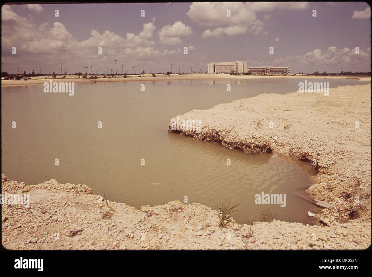 La Florida International University, situata lungo la U.S. 41 sul Tamiami Trail, è un'importante istituzione educativa della Florida nota per i suoi diversi programmi e ricerche. Foto Stock