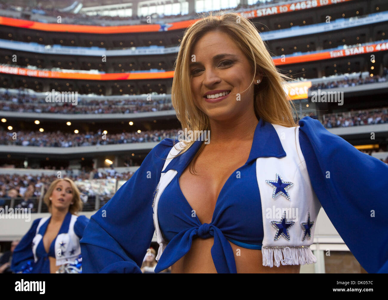 Dic. 19, 2010 - Arlington, Texas, Stati Uniti d'America - 12/19/2010. Un Dallas Cowboys cheerleader sorrisi a margine a cowboy Stadium di Arlington, Texas come Dallas Cowboys sconfitto Washington Redskins 33 a 30 in un gioco di NFL domenica dopo mezzogiorno Dicembre 19, 2010 (credito Immagine: © ZUMA Ralph Lauer/ZUMAPRESS.com) Foto Stock