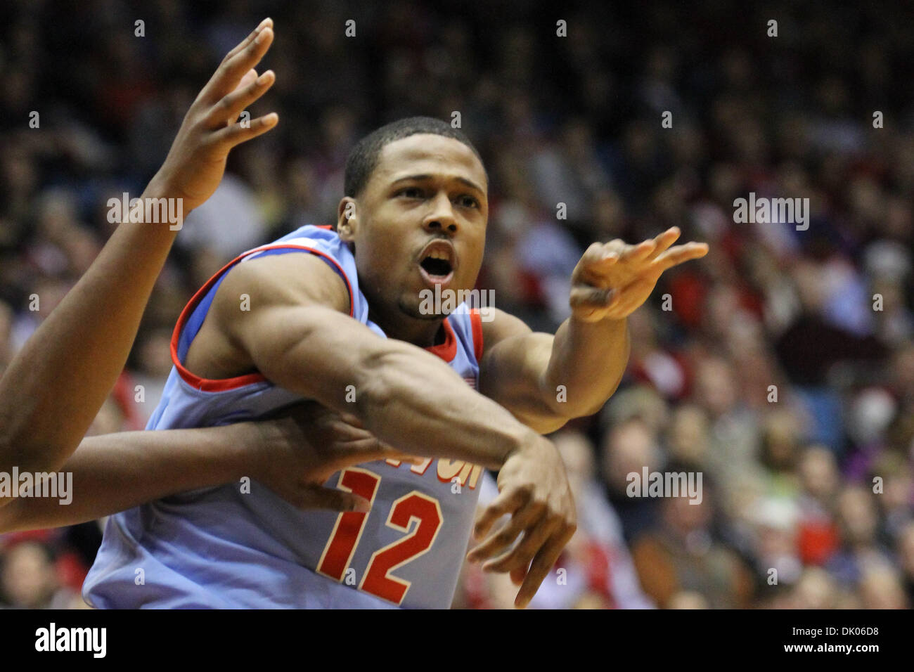 20 dicembre 2010 - Gli accordi di Dayton, Ohio, Stati Uniti - Volantini di Dayton guard Josh Parker (12) passa la palla nella seconda metà del gioco tra Winthrop e gli accordi di Dayton all'UD Arena, Dayton, Ohio. Gli accordi di Dayton sconfitto Winthrop 73-58 (credito Immagine: © Scott Stuart/Southcreek globale/ZUMAPRESS.com) Foto Stock