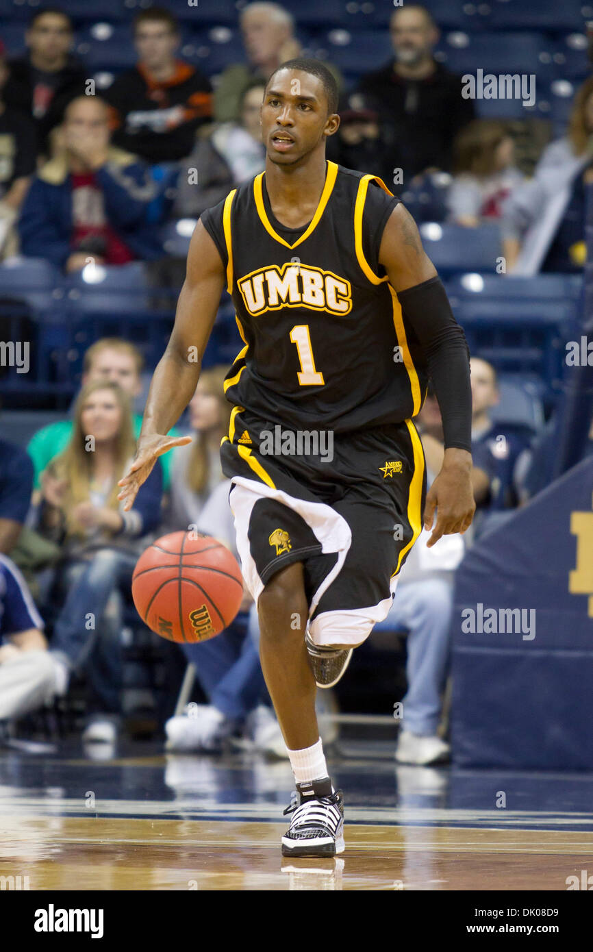 Dic. 22, 2010 - South Bend, Indiana, Stati Uniti - Maryland-Baltimore County guard Bakari Smith (#1) dribbling la sfera durante l'azione di pallacanestro del NCAA gioco tra Maryland-Baltimore County e la Cattedrale di Notre Dame. Il Notre Dame Fighting Irish sconfitto la contea Maryland-Baltimore Retrievers 93-53 in gioco a Purcell padiglione presso il centro di Joyce in South Bend, Indiana. (Credito Immagine: © Giovanni meri Foto Stock