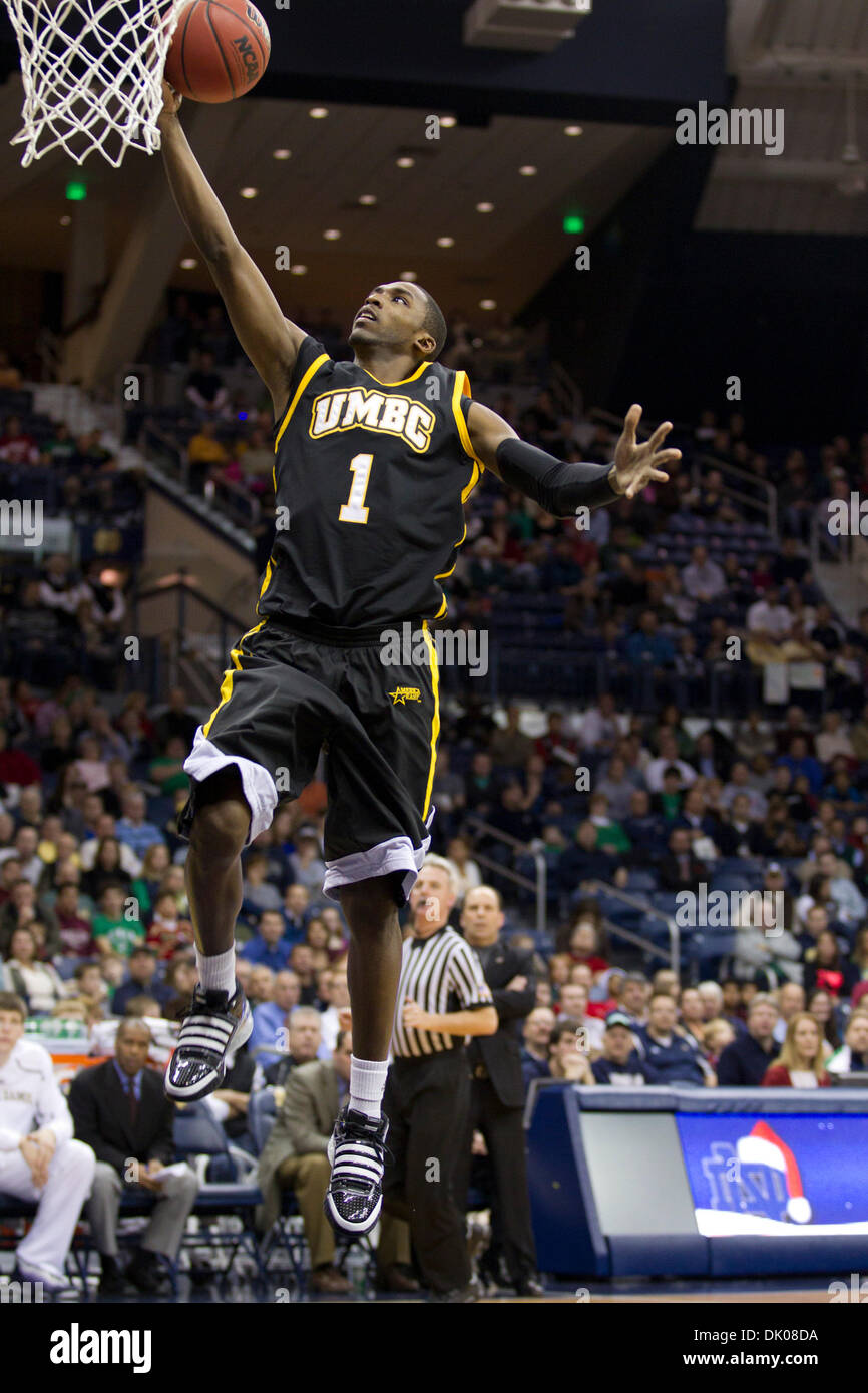 Dic. 22, 2010 - South Bend, Indiana, Stati Uniti - Maryland-Baltimore County guard Bakari Smith (#1) va in per layup durante l'azione di pallacanestro del NCAA gioco tra Maryland-Baltimore County e la Cattedrale di Notre Dame. Il Notre Dame Fighting Irish sconfitto la contea Maryland-Baltimore Retrievers 93-53 in gioco a Purcell padiglione presso il centro di Joyce in South Bend, Indiana. (Credito Immagine: © Giovanni meri Foto Stock