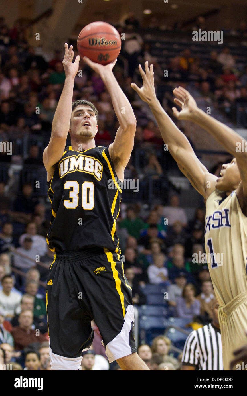 Dic. 22, 2010 - South Bend, Indiana, Stati Uniti - Maryland-Baltimore contea Justin RFI (#30) va per un colpo come Notre Dame guard Tyrone Nash (#1) difende durante l'azione di pallacanestro del NCAA gioco tra Maryland-Baltimore County e la Cattedrale di Notre Dame. Il Notre Dame Fighting Irish sconfitto la contea Maryland-Baltimore Retrievers 93-53 in gioco a Purcell padiglione presso il centro di Joyce in Foto Stock