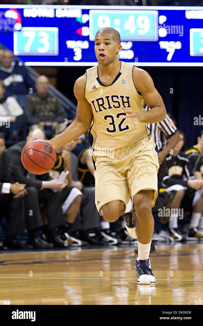 Dic. 22, 2010 - South Bend, Indiana, Stati Uniti - Notre Dame avanti Joey Brooks (#32) dribbling la sfera durante l'azione di pallacanestro del NCAA gioco tra Maryland-Baltimore County e la Cattedrale di Notre Dame. Il Notre Dame Fighting Irish sconfitto la contea Maryland-Baltimore Retrievers 93-53 in gioco a Purcell padiglione presso il centro di Joyce in South Bend, Indiana. (Credito Immagine: © Giovanni Mersits/Southcree Foto Stock