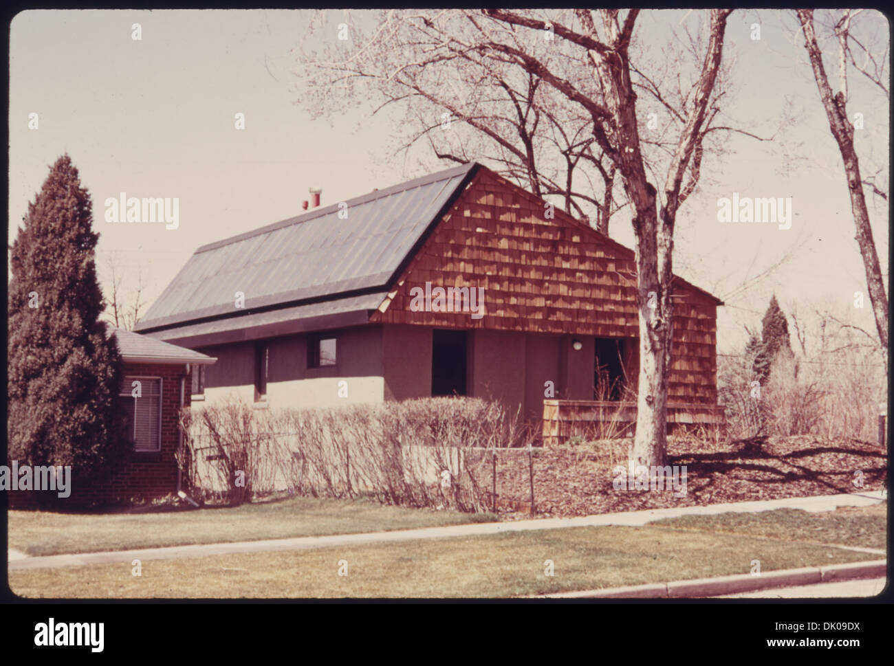 La casa dell'architetto Richard Crowther, riscaldata con energia solare raccolta da collettori a piastra piatta, rappresenta l'adozione precoce di pratiche energetiche sostenibili nell'architettura residenziale. Foto Stock