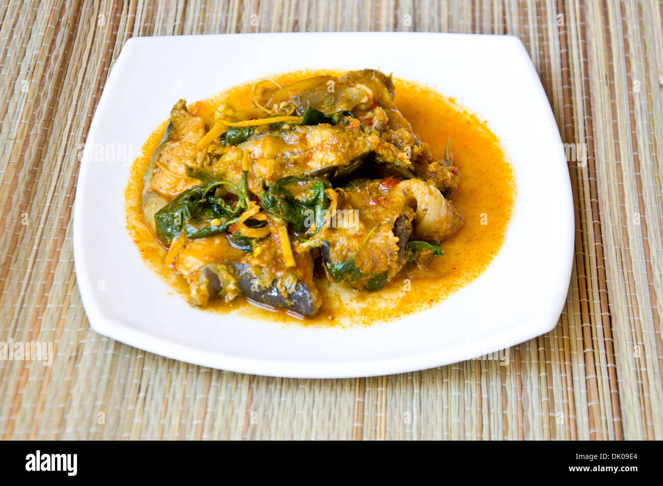 Delizioso cibo tailandese chiamata KAENG PLA DOOK dal curry piccante e pesce gatto Foto Stock