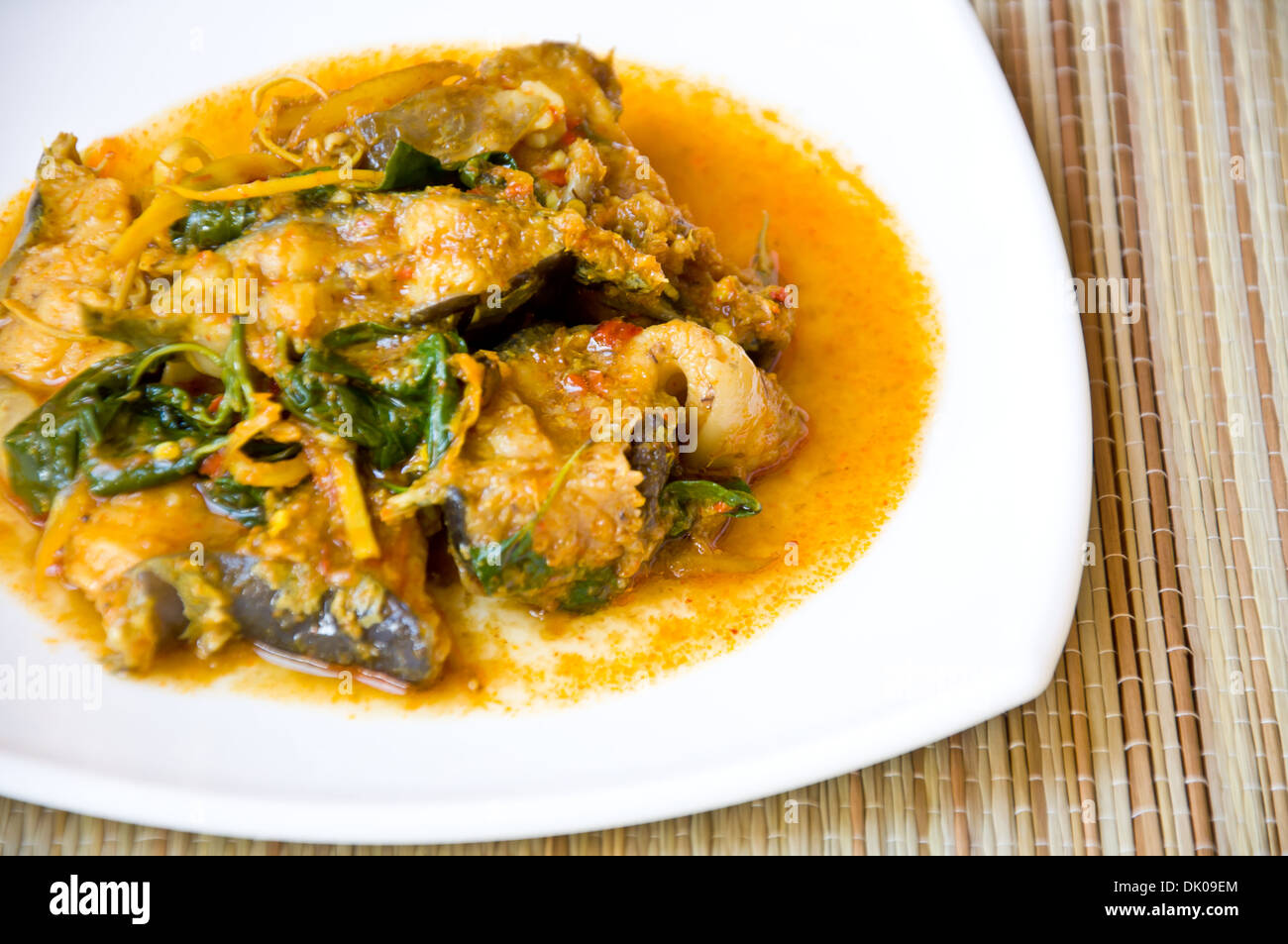 Delizioso cibo tailandese chiamata KAENG PLA DOOK dal curry piccante e pesce gatto Foto Stock