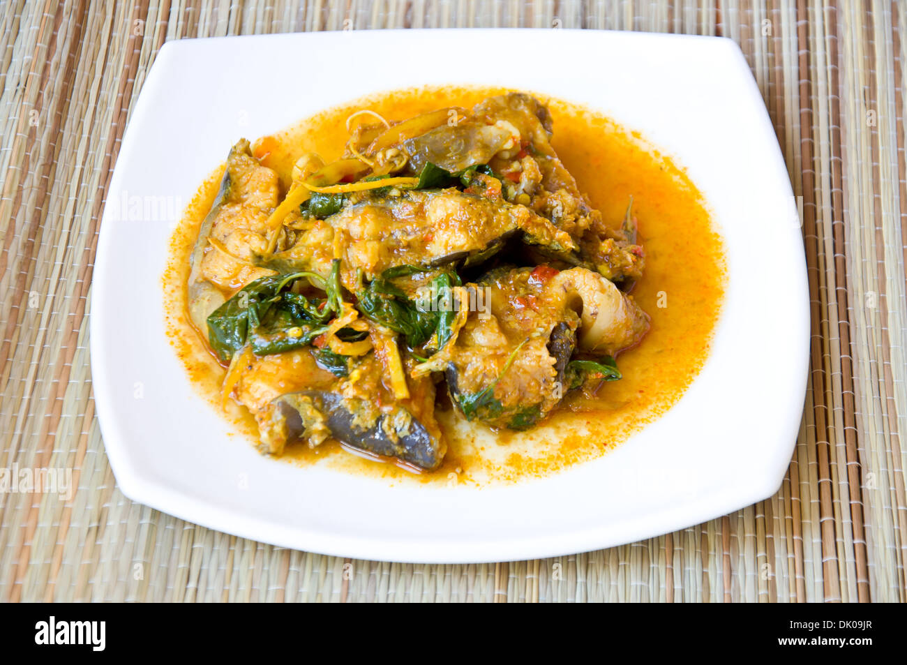 Delizioso cibo tailandese chiamata KAENG PLA DOOK dal curry piccante e pesce gatto Foto Stock