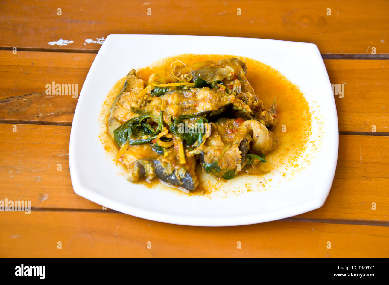 Delizioso cibo tailandese chiamata KAENG PLA DOOK dal curry piccante e pesce gatto Foto Stock