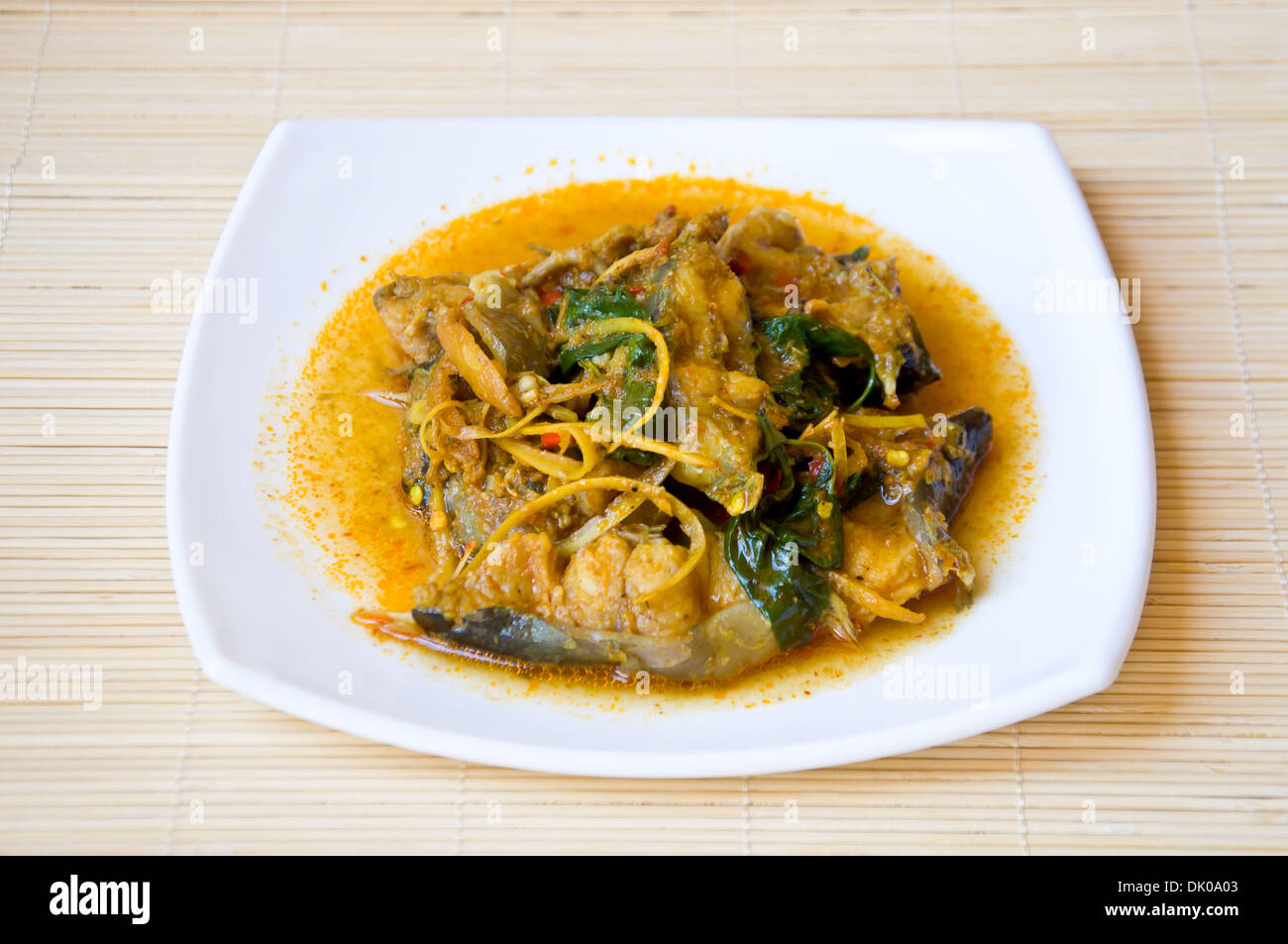 Delizioso cibo tailandese chiamata KAENG PLA DOOK dal curry piccante e pesce gatto Foto Stock