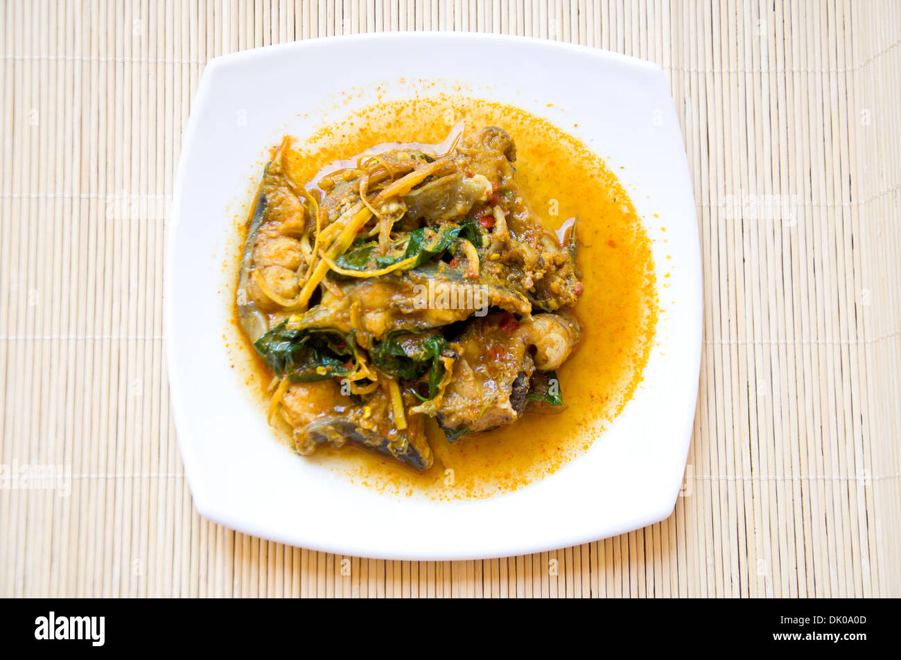 Delizioso cibo tailandese chiamata KAENG PLA DOOK dal curry piccante e pesce gatto Foto Stock