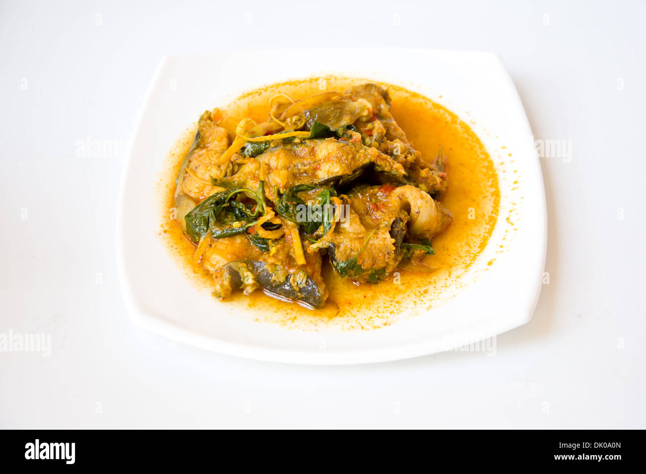Delizioso cibo tailandese chiamata KAENG PLA DOOK dal curry piccante e pesce gatto Foto Stock