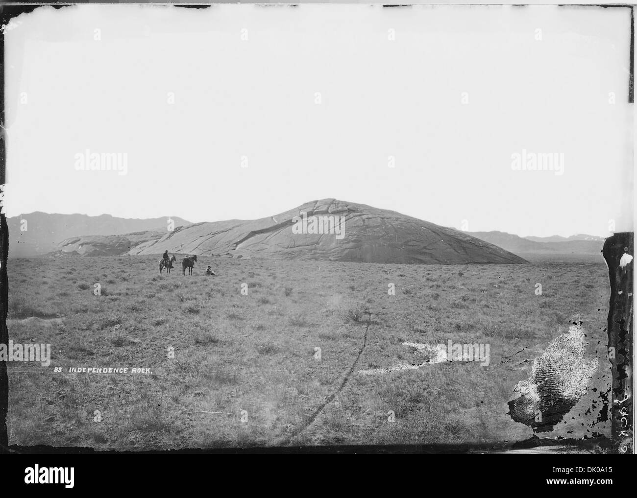 Una fotografia di Independence Rock, un punto di riferimento notevole lungo l'Oregon Trail nel Wyoming, con una cupola di granito che si erge dalla Sweetwater Plain. Foto Stock