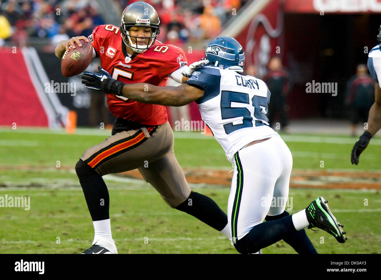 Dic. 26, 2010 - Tampa, Florida, Stati Uniti d'America - Tampa Bay Buccaneers quarterback Josh Freeman (5) tenta di difendersi da Seattle Seahawks linebacker Aaron Curry (59)..I bucanieri di Tampa sconfitta dei Seattle Seahawks 38-15 (credito Immagine: © Anthony Smith/Southcreek globale/ZUMAPRESS.com) Foto Stock