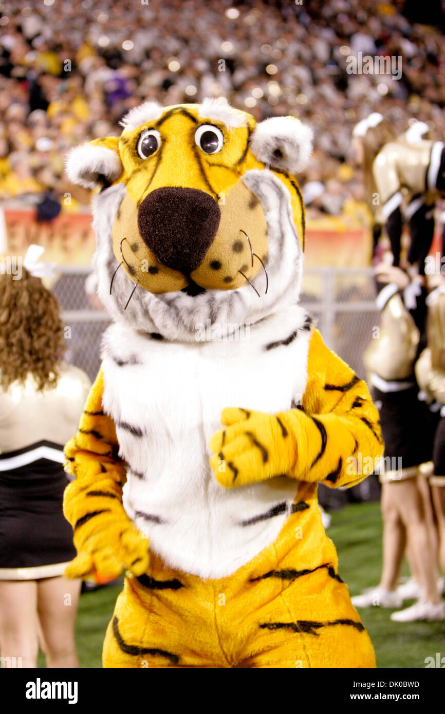 Dic. 28, 2010 - Tempe, Arizona, Stati Uniti d'America - Missouri mascot Truman la tigre mostra il suo spirito combattivo durante l'Insight Bowl. Iowa potrebbe vincere 27-24. (Credito Immagine: © Dean Henthorn/Southcreek globale/ZUMAPRESS.com) Foto Stock