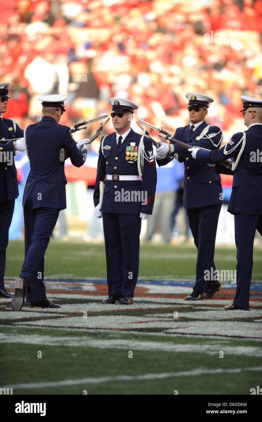 Dic. 29, 2010 - Washington, DC, Stati Uniti - Gli Stati Uniti Coast Guard Silent Drill Team esegue prima del 2010 Coppa militare a RFK Stadium di Washington. DC. Maryland sconfitto East Carolina 51-20. (Credito Immagine: © Rassi Borneo/Southcreek globale/ZUMAPRESS.com) Foto Stock