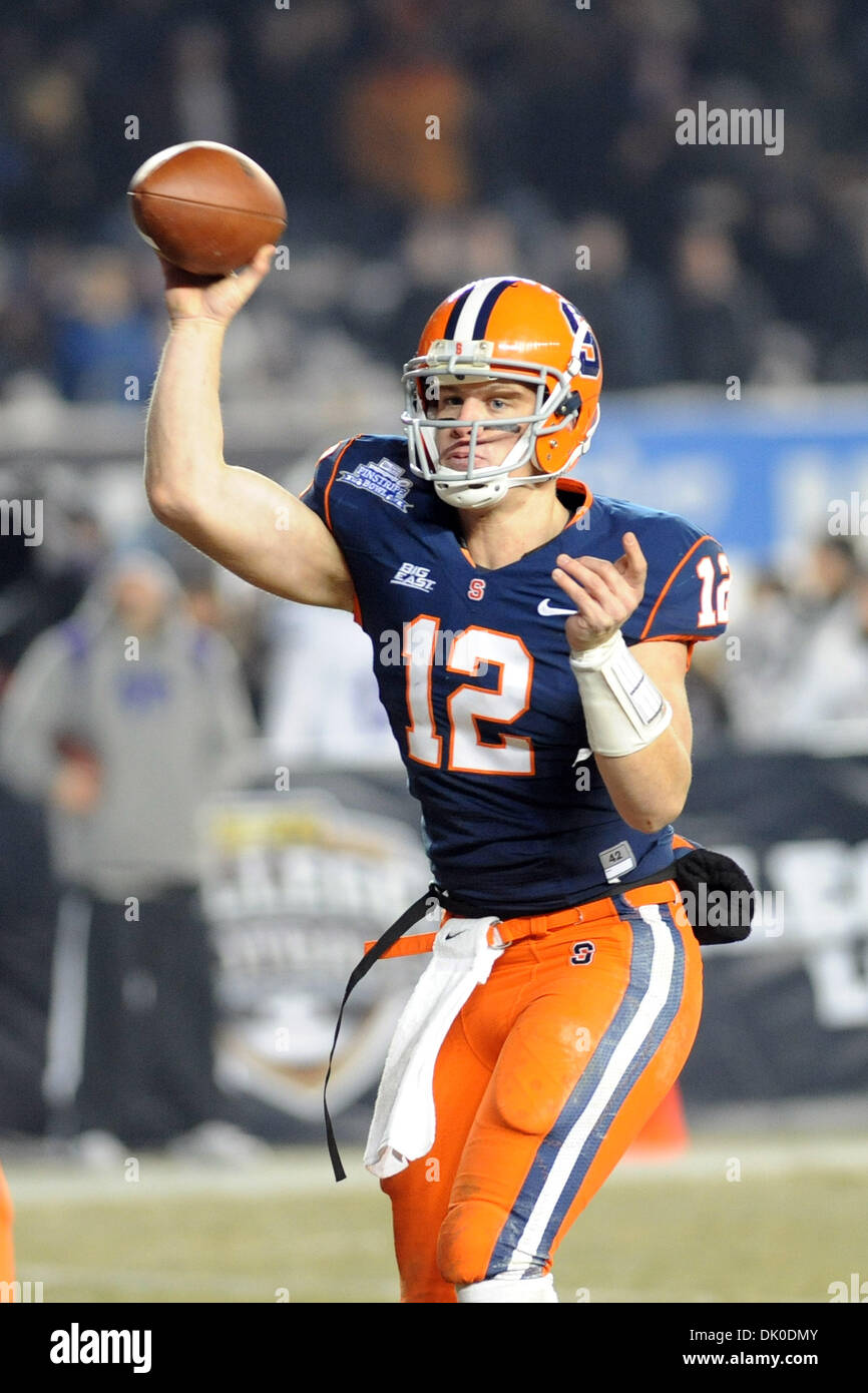 Dic. 30, 2010 - Bronx, New York, Stati Uniti d'America - Siracusa Orange quarterback Ryan Nassib (12) permette il passaggio nel quarto trimestre mentre si muove il reato di colore arancione in posizione di punteggio contro Kansas State. Siracusa sconfitto Kansas State 36-34 per la vittoria inaugurale della nuova Era gessato ciotola allo Yankee Stadium di New York, NY. (Credito Immagine: © Michael Johnson/Southcreek Global Foto Stock