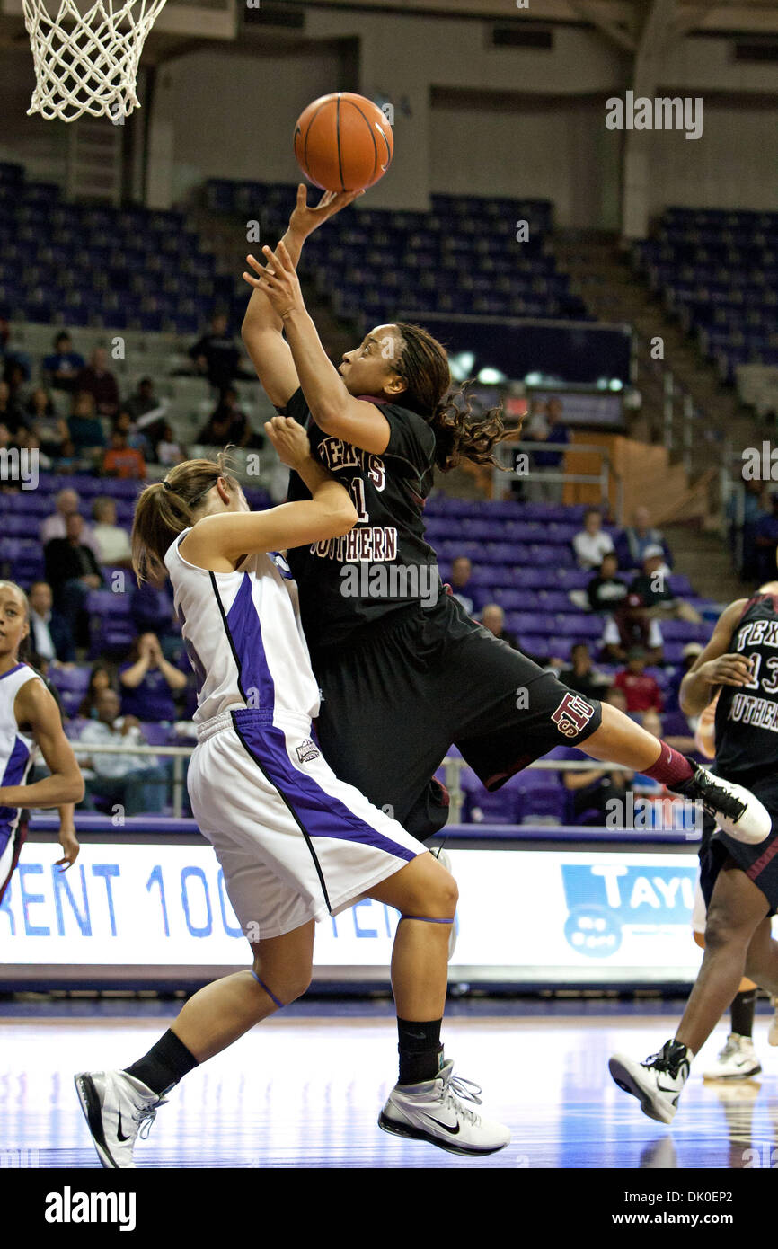 Dic. 30, 2010 - Fort Worth, Texas, USA - Texas Southern Lady Tigers Guard Jasmine Cannon #21 in azione contro la TCU cornuto rane. TCU sconfigge il Texas Southern 76-55 a Amon G. Carter Stadium. (Credito Immagine: © Andrew Dieb/Southcreek globale/ZUMAPRESS.com) Foto Stock