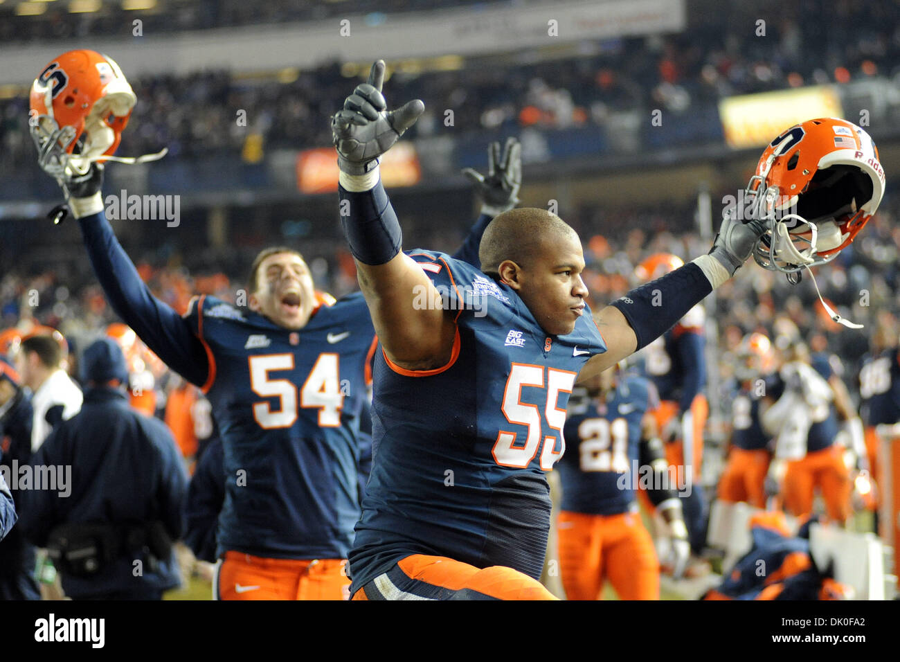 Dic. 31, 2010 - Bronx, New York, Stati Uniti d'America - Siracusa difensivo arancione affrontare Anthony Perkins (55) celebra come il tempo si snoda giù sulla Kansas State la speranza per la vittoria. Siracusa sconfitto Kansas State 36-34 per la vittoria inaugurale della nuova Era gessato ciotola allo Yankee Stadium di New York, NY. (Credito Immagine: © Michael Johnson/Southcreek globale/ZUMAPRESS.com) Foto Stock