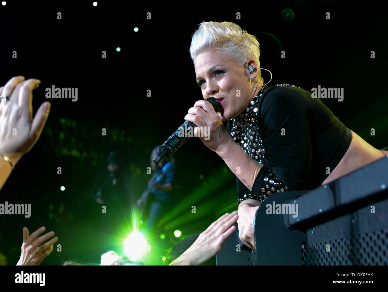 Nov. 30, 2013 - Toronto, Ontario, Canada - American cantautore e attrice rosa (stilizzata come P!nk) eseguita a Air Canada Centre di Toronto come una parte della sua verità sull'amore" tour. (Credito Immagine: © Igor Vidyashev/ZUMAPRESS.com) Foto Stock