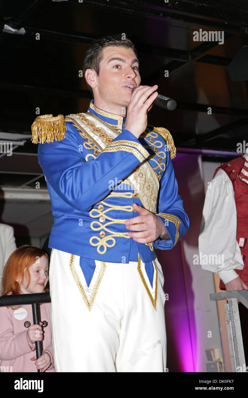 Bromley, Regno Unito. 1 Dic 2013. ,Matt Lapinskas a Bromley High Street prima di cambiare le luci di Natale sul credito: Keith Larby/Alamy Live News Foto Stock