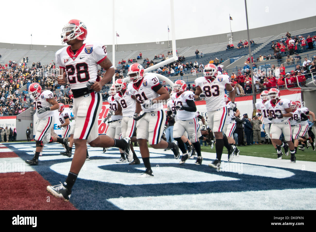Dic. 31, 2010 - Memphis, Tennessee, Stati Uniti d'America - Georgia Bulldogs cornerback Corey Dunson (28) e il resto della Georgia Bulldogs prende il campo prima di iniziare il NCAA Liberty Bowl gioco tra l'Università della Florida Centrale e l'Università della Georgia. A metà tempo la UCF Cavalieri sono legati con la Georgia Bulldogs 3 - 3. (Credito Immagine: © Danny Reise/ Foto Stock