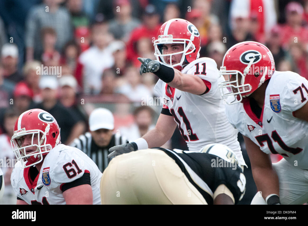 Dic. 31, 2010 - Memphis, Tennessee, Stati Uniti d'America - Georgia Bulldogs quarterback Aaron Murray (11) punti per il difensore vuole coperti durante il NCAA Liberty Bowl gioco tra l'Università della Florida Centrale e l'Università della Georgia. A metà tempo la UCF Cavalieri sono legati con la Georgia Bulldogs 3 - 3. (Credito Immagine: © Danny Reise/Southcreek globale/ZUMAPRES Foto Stock