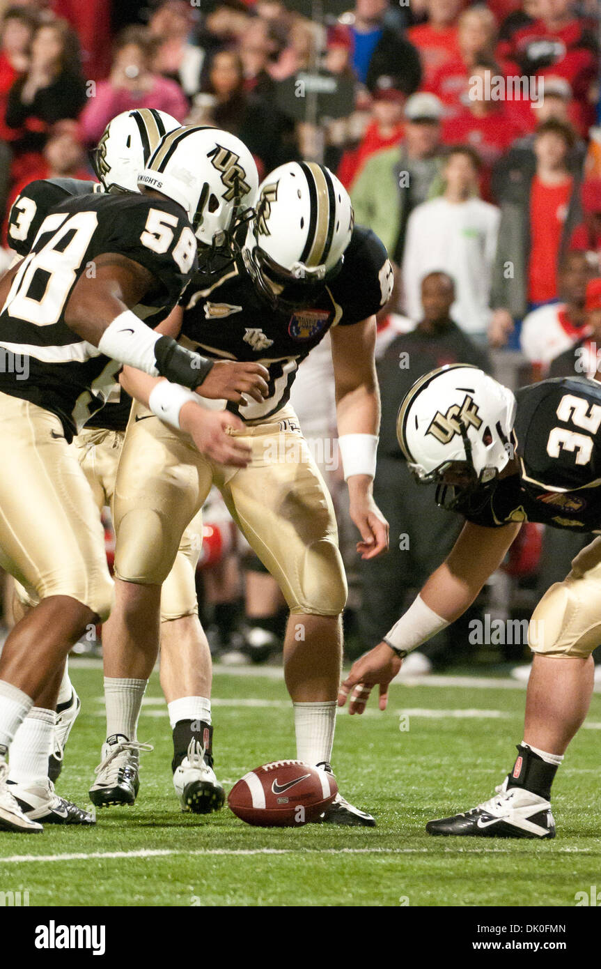 Dic. 31, 2010 - Memphis, Tennessee, Stati Uniti d'America - i cavalieri UCF attendere prima di toccare la palla durante il NCAA Liberty Bowl gioco tra l'Università della Florida Centrale e l'Università della Georgia. Punteggio finale la UCF Cavalieri sono sconfiggere la Georgia Bulldogs 10 - 6. (Credito Immagine: © Danny Reise/Southcreek globale/ZUMAPRESS.com) Foto Stock
