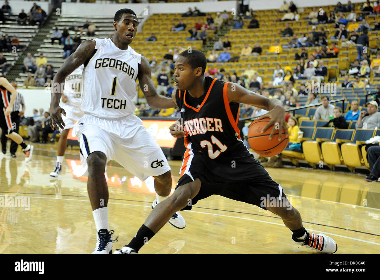 Dic. 31, 2010 - Atlanta, Georgia, Stati Uniti d'America - guardia di Mercer Langston Hall (21) e Georgia Tech Guard Iman Shumpert (1) battaglia presso Alexander Memorial Coliseum in Atlanta in Georgia.Georgia Tech vince 87-78 (credito Immagine: © Marty Bingham Southcreek/Global/ZUMAPRESS.com) Foto Stock