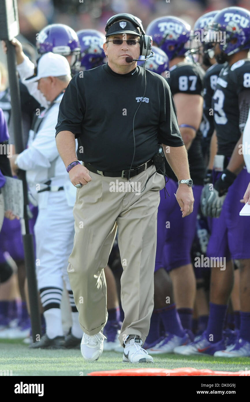 Il 1 gennaio, 2011 - Pasadena, California, Stati Uniti - TCU head coach Gary Patterson passi il margine durante la 97Rose Bowl gioco tra la TCU cornuto le rane e il Wisconsin Badgers al Rose Bowl Stadium. TCU refilato Wisconsin 21-19. (Credito Immagine: © Matt Cohen/Southcreek globale/ZUMAPRESS.com) Foto Stock