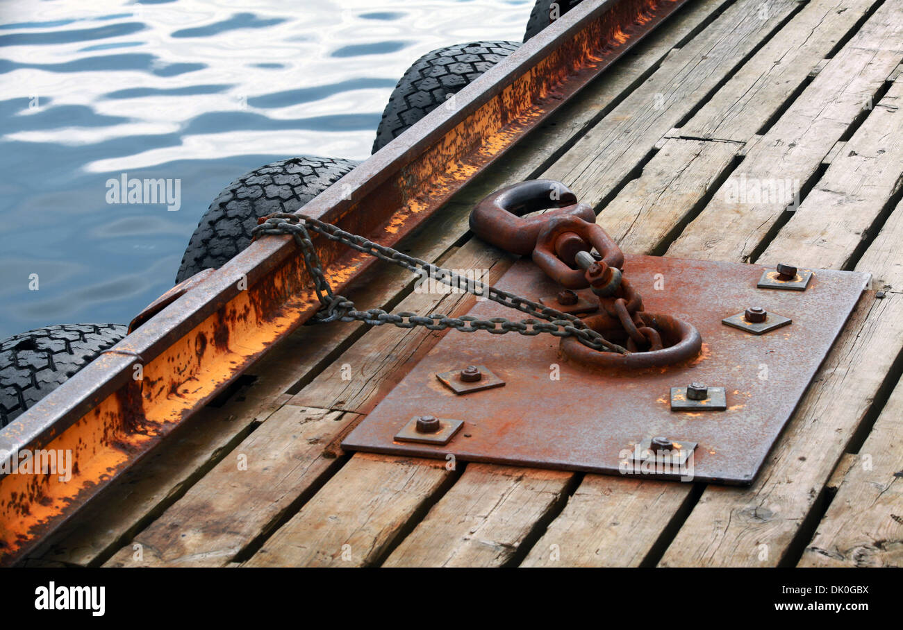 Attrezzature di ormeggio sul molo di legno in Norvegia Mare Foto Stock