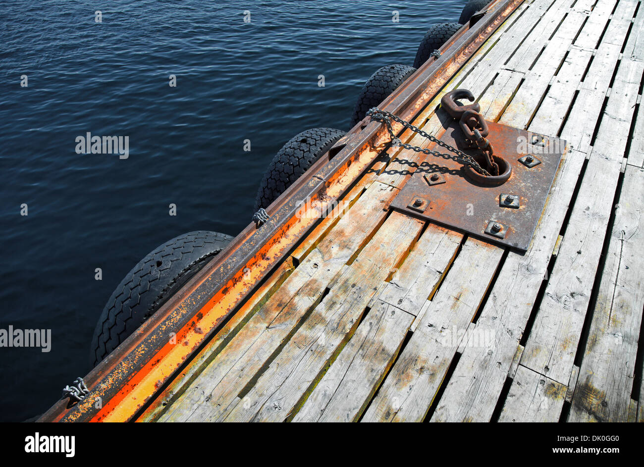Attrezzature di ormeggio sul molo di legno in Norvegia Foto Stock