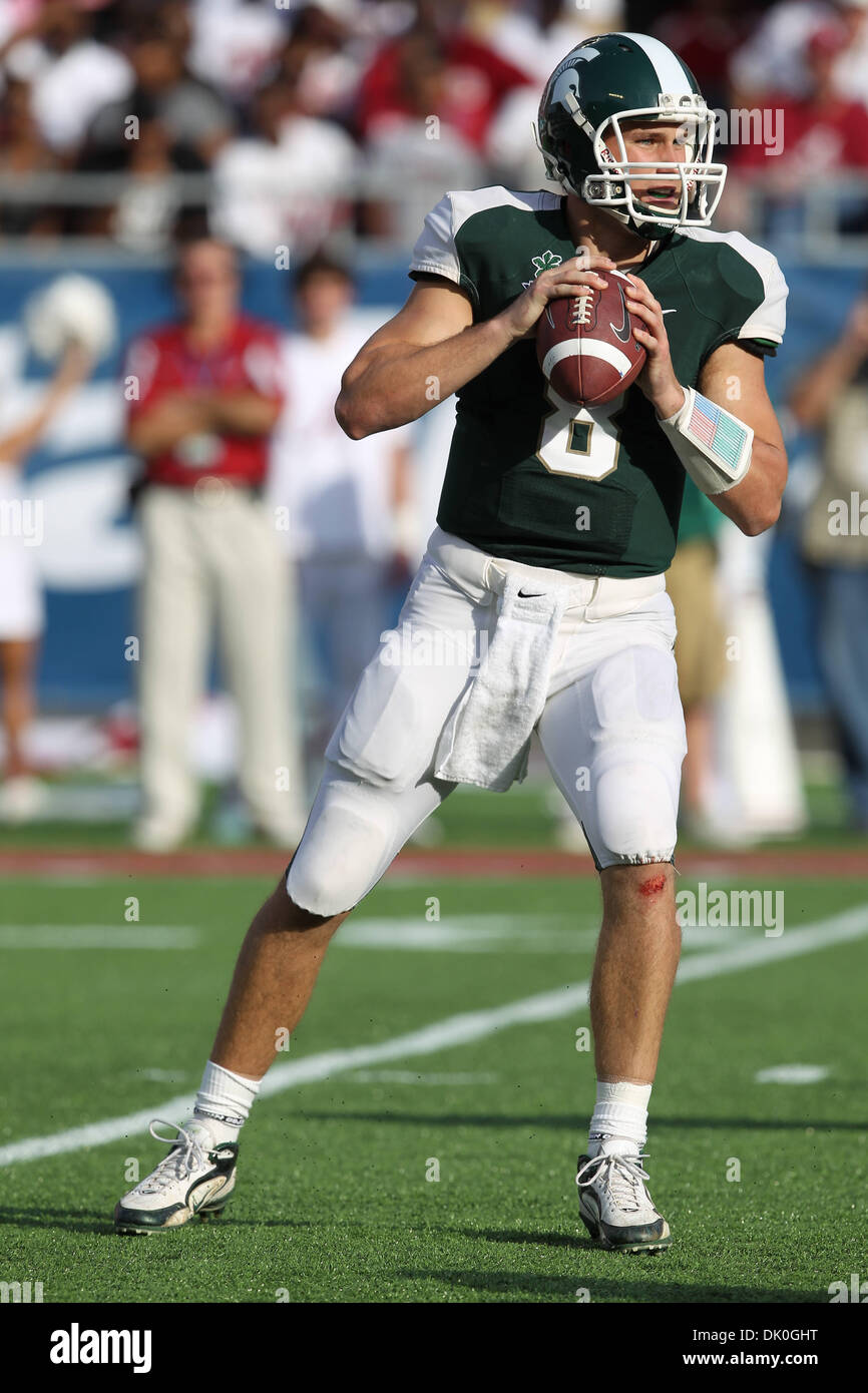 Il 1 gennaio, 2011 - Orlando, Florida, Stati Uniti - Michigan State Spartans quarterback Kirk cugini (8) scende di nuovo per passare al Capital One Bowl. Alabama vince il 2011 Capital One Bowl 49-7 sulla condizione del Michigan. (Credito Immagine: © Jim Dedmon/Southcreek globale/ZUMAPRESS.com) Foto Stock