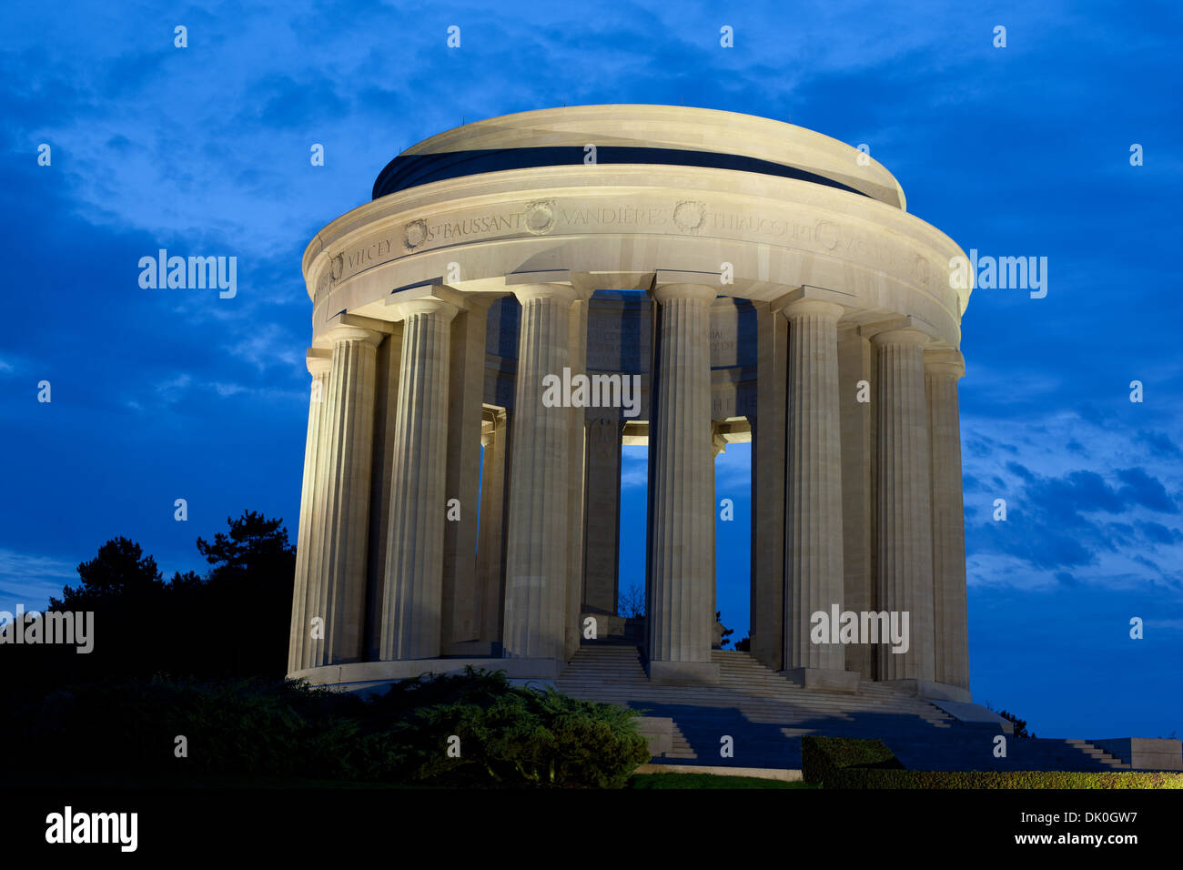 Monumento ai caduti soldati americani durante la prima guerra mondiale al crepuscolo. Montsec Monumento americano, Mosa, Lorena, Grand Est, Francia. Foto Stock